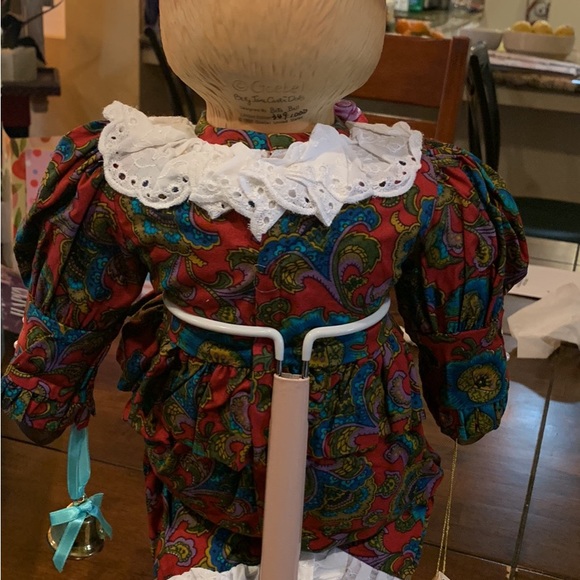 COLLECTABLE PORCELAIN CAT DOLL LIMITED EDITION IN BOX WITH STAND - Picture 4 of 6